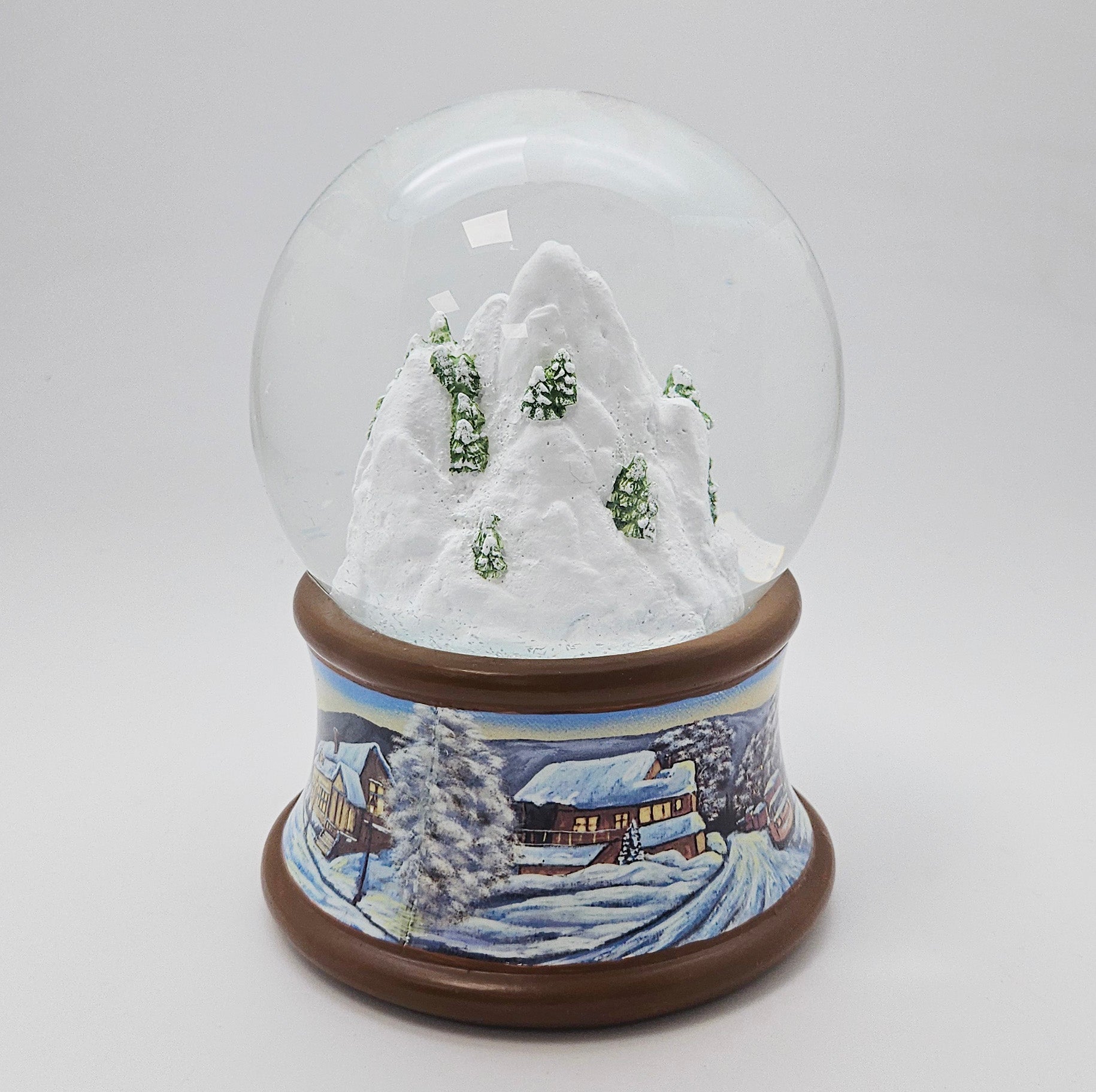 Nostalgische Schneekugel Bergdorf auf Sockel Winterlandschaft brauner Rand 100 mm Durchmesser mit Spieluhr - Schneekugelhaus