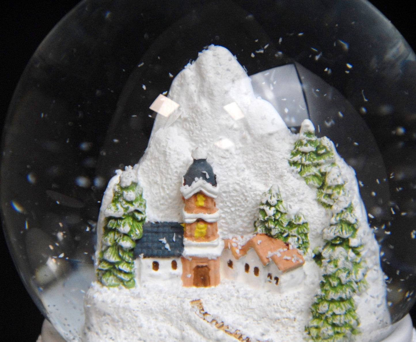 Nostalgische Schneekugel Bergdorf auf Sockel Winterlandschaft brauner Rand 100 mm Durchmesser mit Spieluhr - Schneekugelhaus