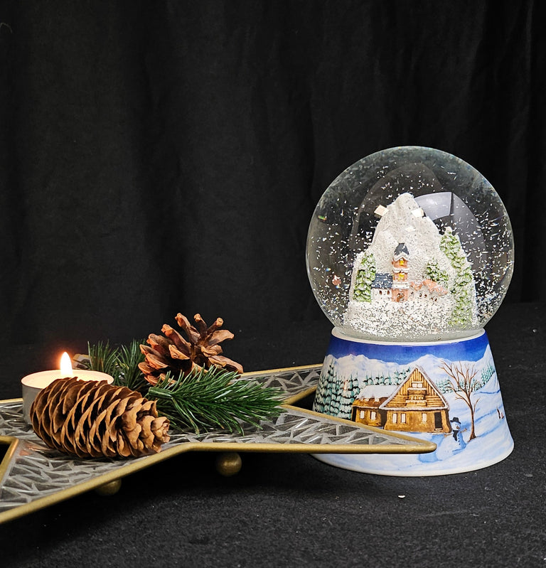 Nostalgische Schneekugel Bergdorf auf Sockel Winterlandschaft mittelblau 100 mm Durchmesser mit Spieluhr - Schneekugelhaus