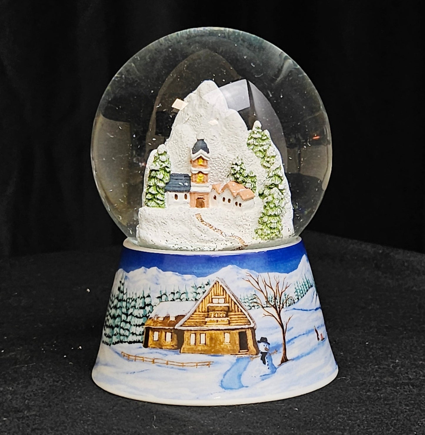 Nostalgische Schneekugel Bergdorf auf Sockel Winterlandschaft mittelblau 100 mm Durchmesser mit Spieluhr - Schneekugelhaus