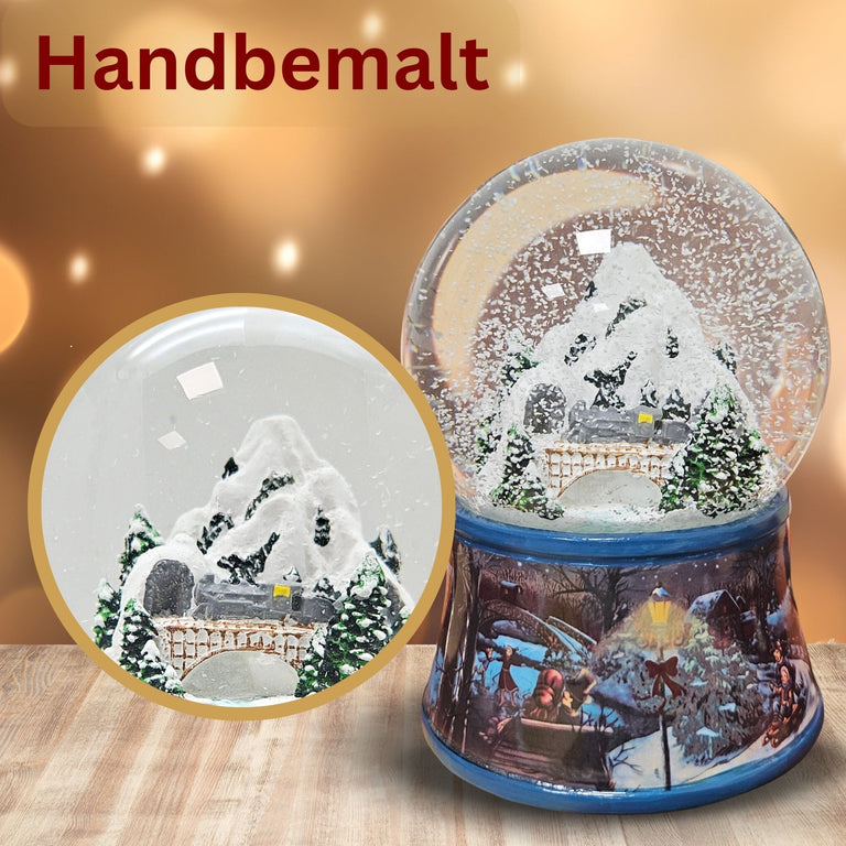 Nostalgische Schneekugel Berglandschaft Brücke Sockel Eisläufer 100 mm Durchmesser mit Spieluhr - Schneekugelhaus