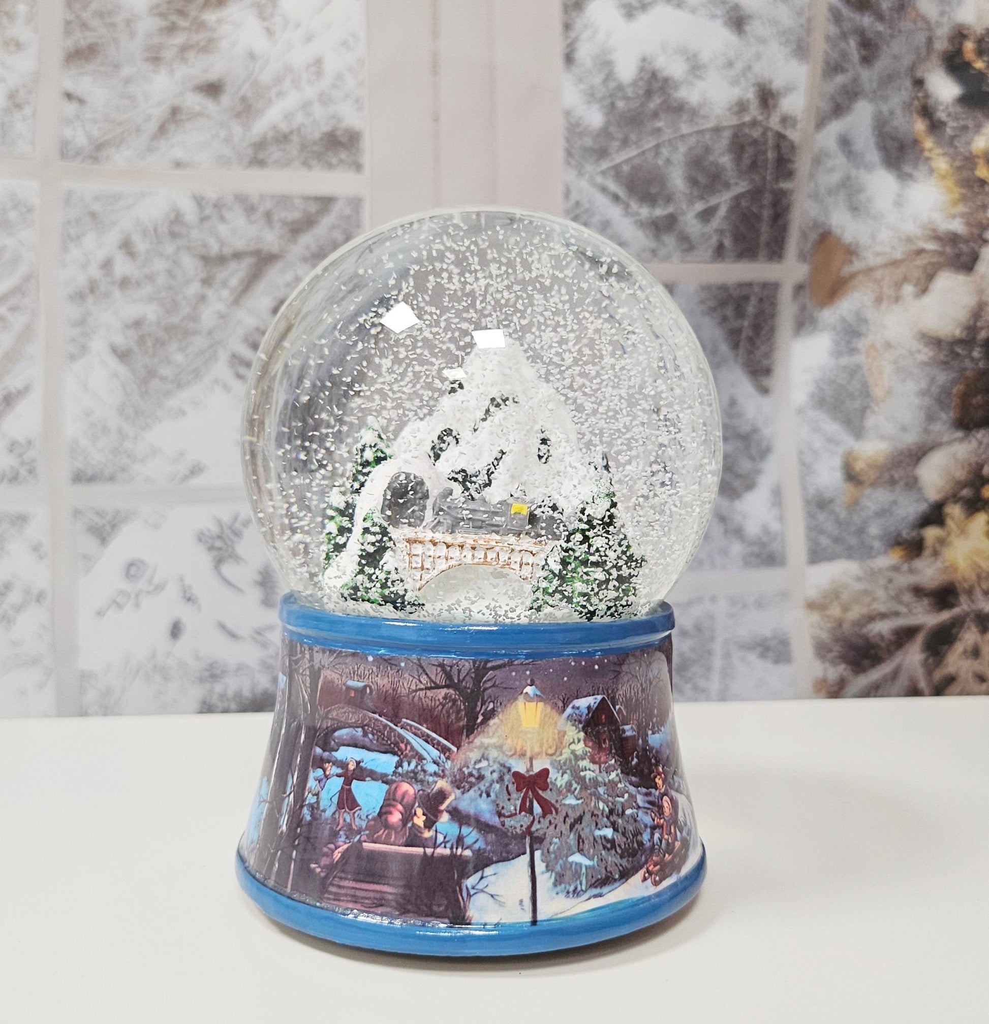 Nostalgische Schneekugel Berglandschaft Brücke Sockel Eisläufer 100 mm Durchmesser mit Spieluhr - Schneekugelhaus