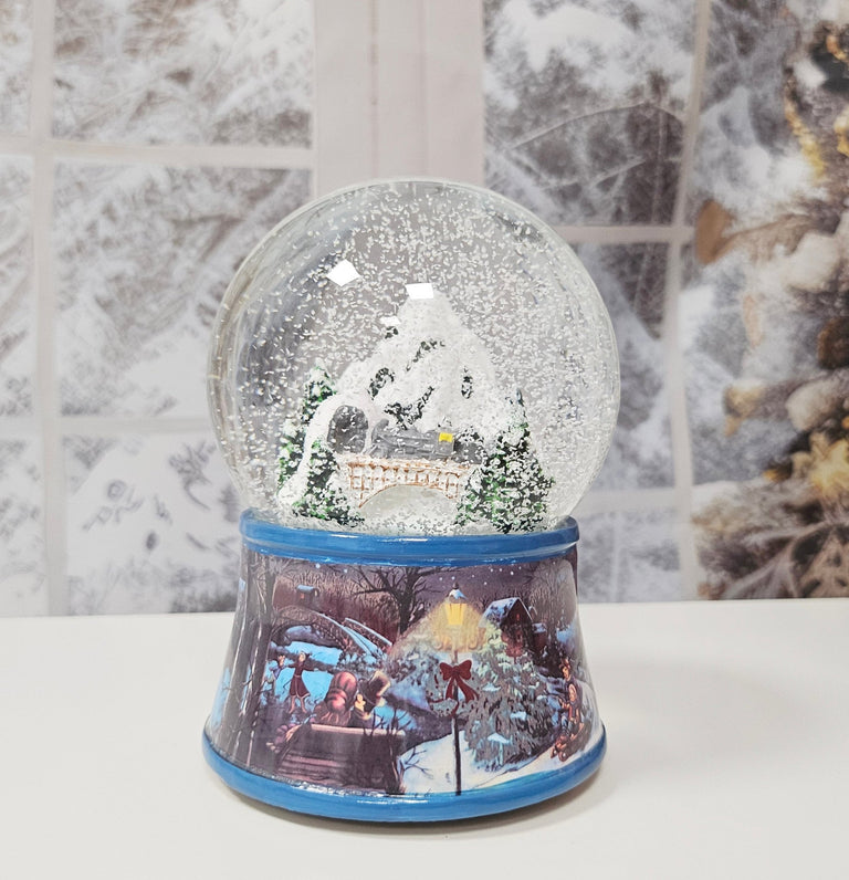 Nostalgische Schneekugel Berglandschaft Brücke Sockel Eisläufer 100 mm Durchmesser mit Spieluhr - Schneekugelhaus