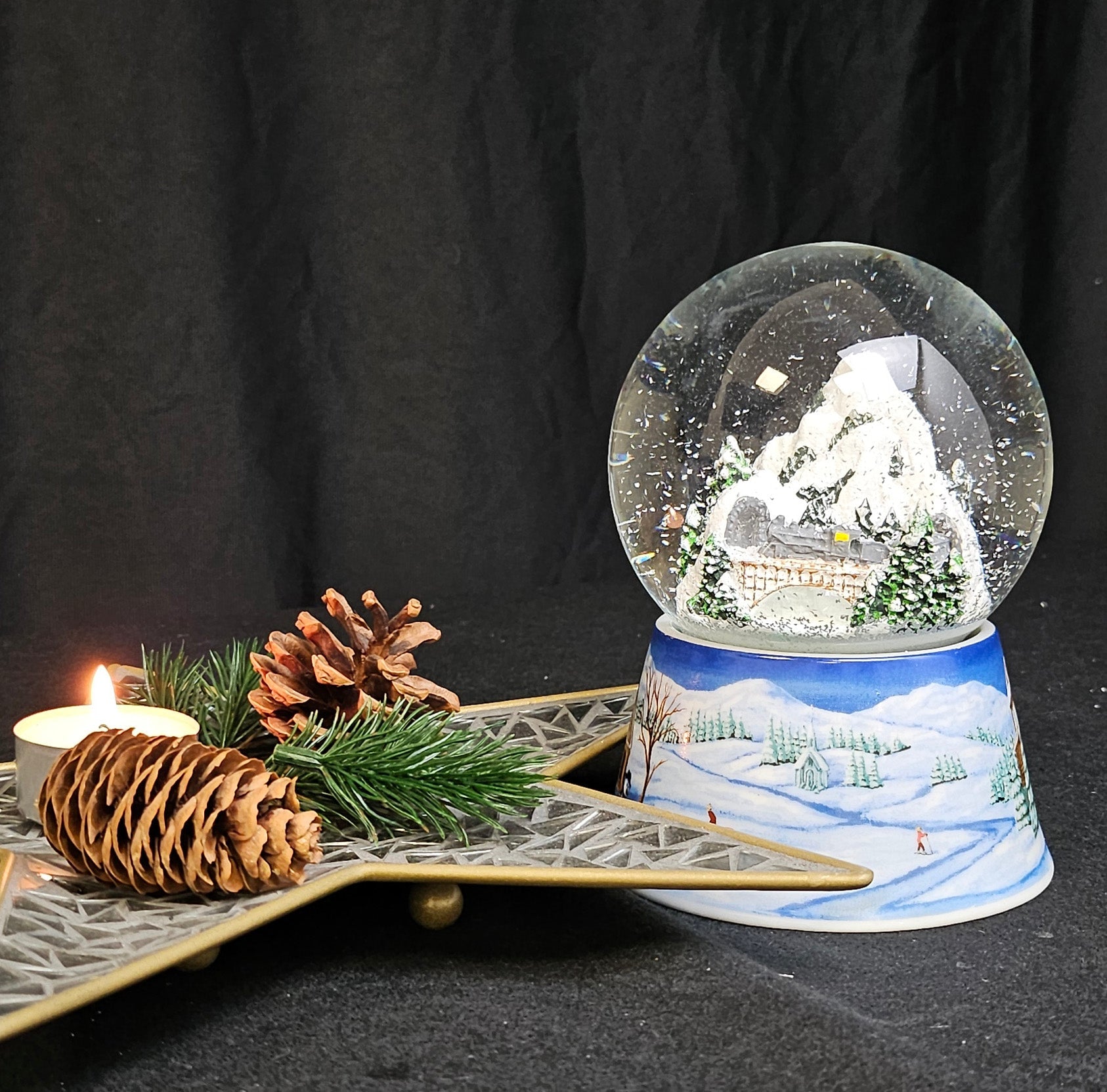 Nostalgische Schneekugel Berglandschaft mit Brücke auf Sockel Winterlandschaft mittelblau 100 mm Durchmesser mit Spieluhr - Schneekugelhaus