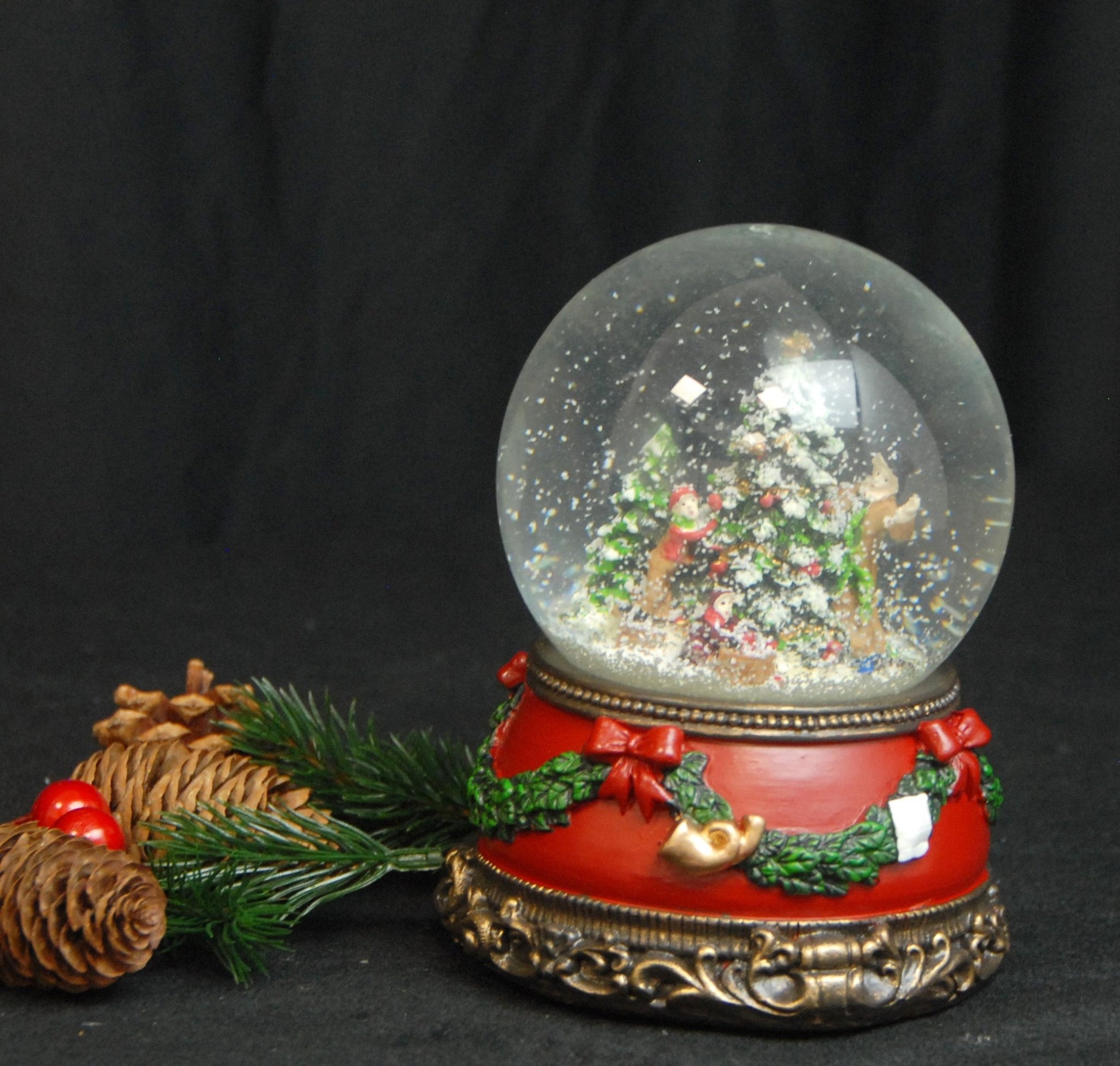 Nostalgische Schneekugel Christbaum schmücken auf Sockel Weihnachtsdekor rot mm Durchmesser mit Spieluhr - Schneekugelhaus