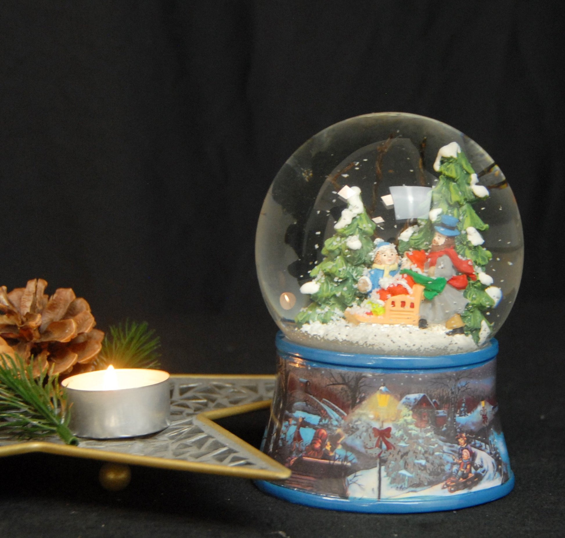 Nostalgische Schneekugel Familie Winterspaziergang auf Sockel Winterlandschaft 100 mm Durchmesser mit Spieluhr - Schneekugelhaus