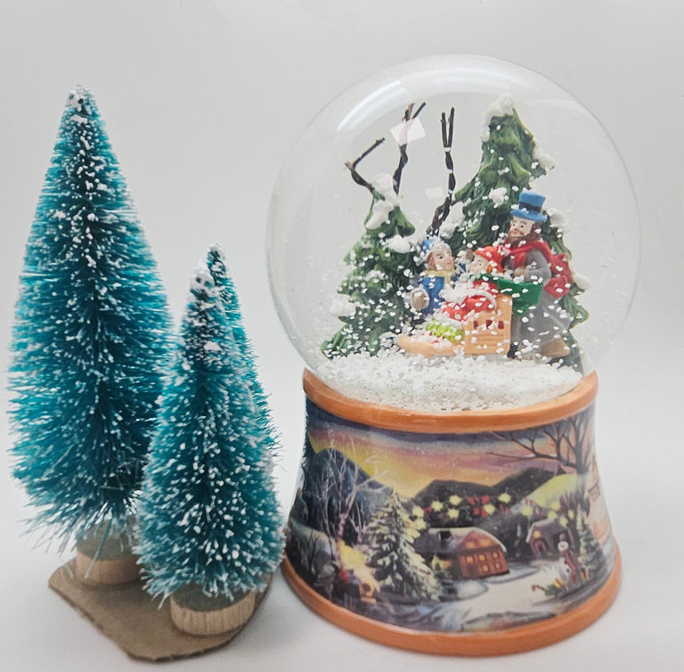 Nostalgische Schneekugel Familie Winterspaziergang auf Sockel Winterlandschaft 100 mm Durchmesser mit Spieluhr - Schneekugelhaus