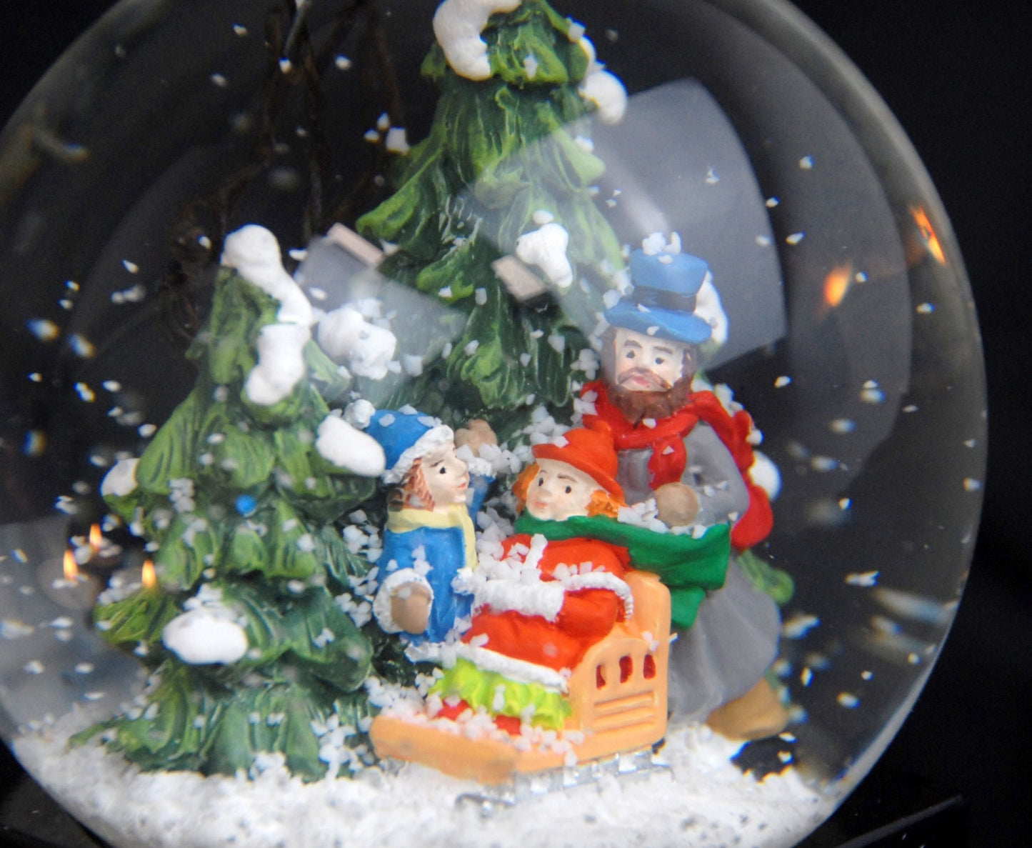 Nostalgische Schneekugel Familie Winterspaziergang auf Sockel Winterlandschaft 100 mm Durchmesser mit Spieluhr - Schneekugelhaus