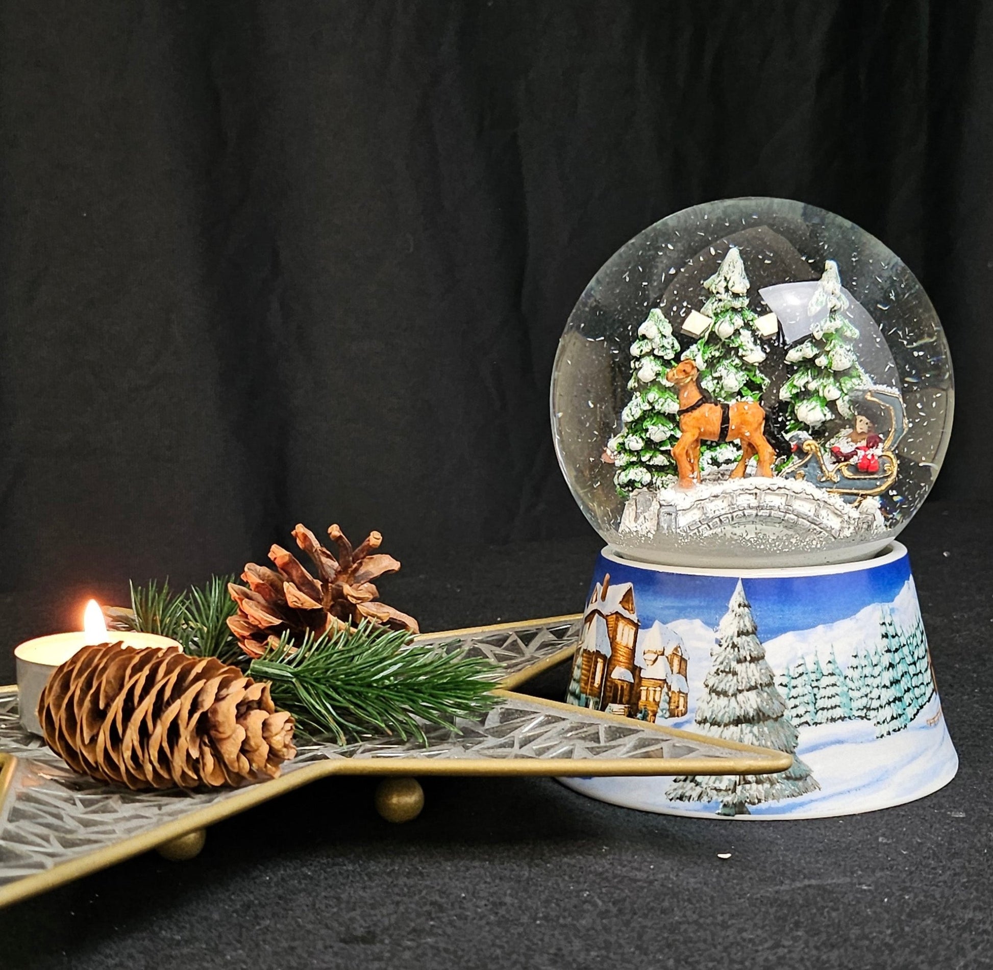 Nostalgische Schneekugel Kutsche über Brücke auf Sockel Winterlandschaft mittelblau 100 mm Durchmesser mit Spieluhr - Schneekugelhaus