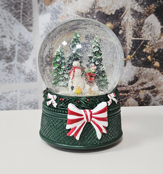 Nostalgische Schneekugel Schneemann steht auf Weihnachtsdekor grün 100 mm Durchmesser mit Spieluhr - Schneekugelhaus