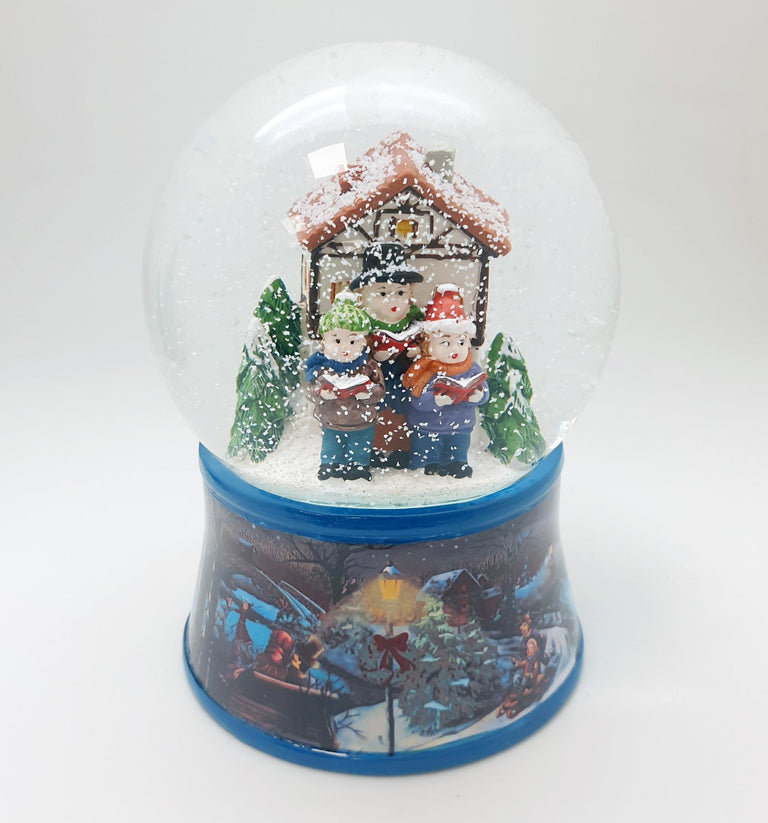 Nostalgische Schneekugel Weihnachtssinger vor Fachwerkhaus auf Sockel Winterlandschaft 100 mm Durchmesser mit Spieluhr - Schneekugelhaus