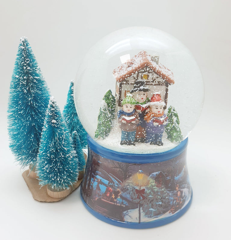 Nostalgische Schneekugel Weihnachtssinger vor Fachwerkhaus auf Sockel Winterlandschaft 100 mm Durchmesser mit Spieluhr - Schneekugelhaus