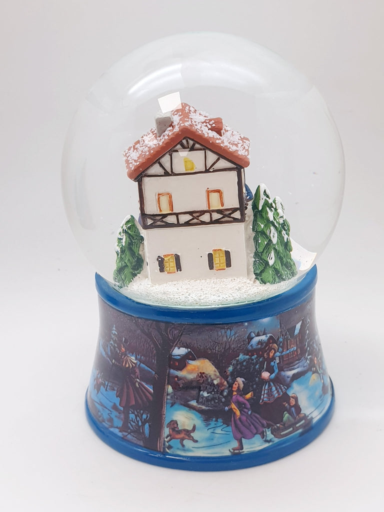 Nostalgische Schneekugel Weihnachtssinger vor Fachwerkhaus auf Sockel Winterlandschaft 100 mm Durchmesser mit Spieluhr - Schneekugelhaus