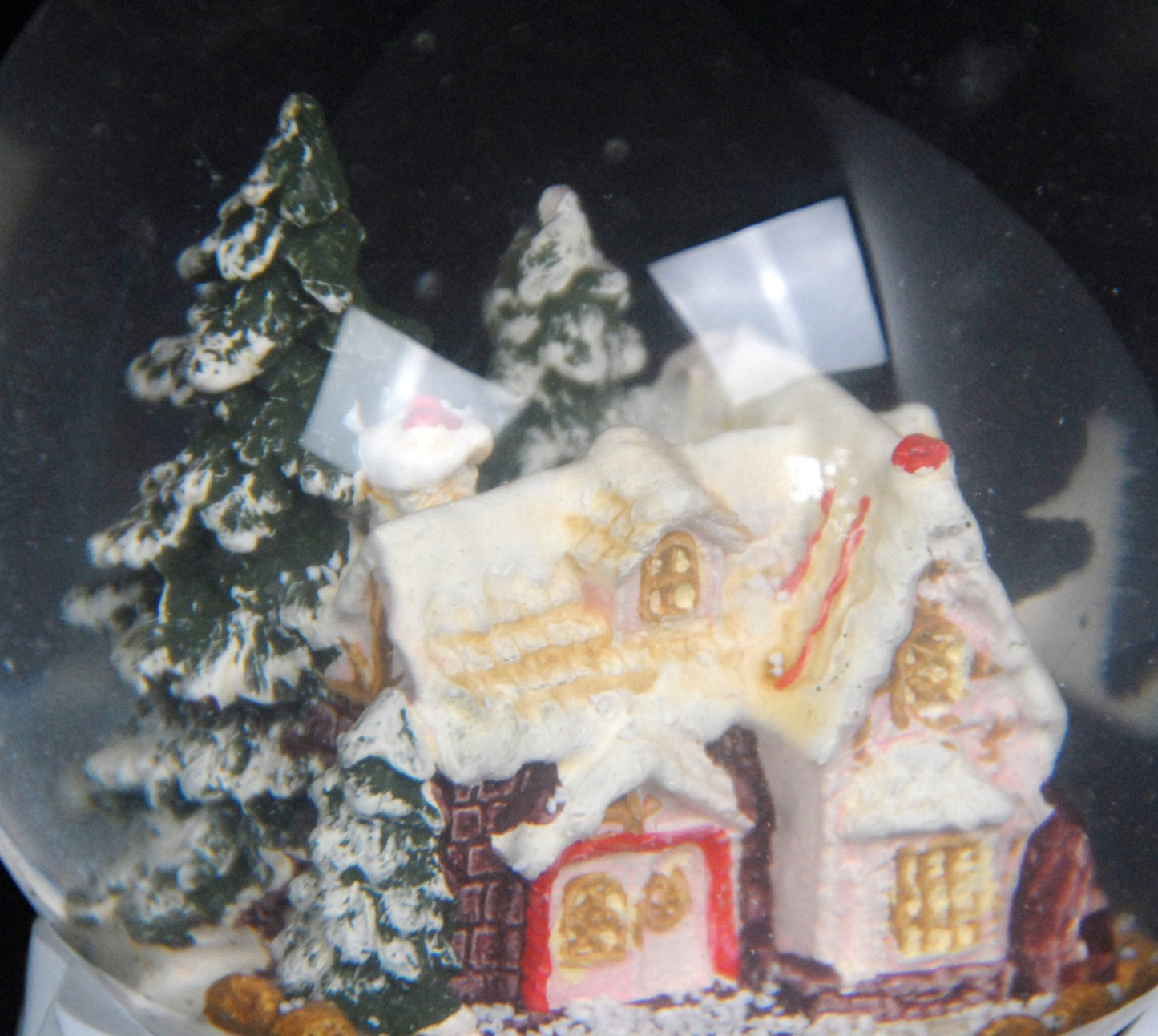 Nostalgische Schneekugel Zuckerbäckerhaus auf Sockel Winterlandschaft 100 mm Durchmesser mit Spieluhr - Schneekugelhaus