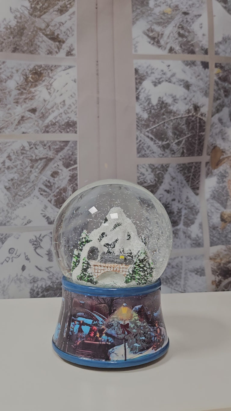 Nostalgische Schneekugel Berglandschaft Brücke Sockel Eisläufer 100 mm Durchmesser mit Spieluhr