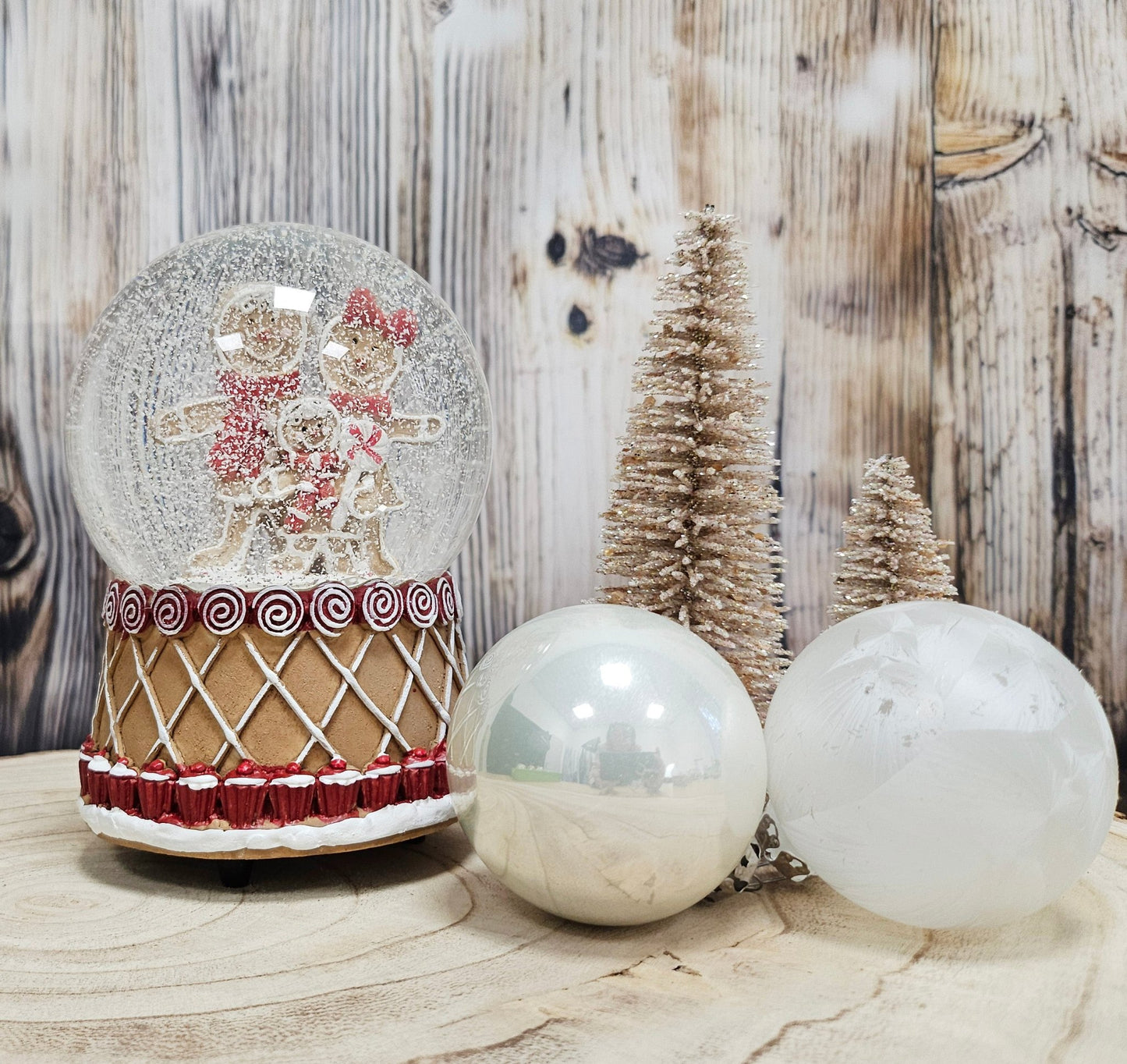 Schneekugel Lebkuchenfamilie Zuckerbäcker 100 mm Durchmesser mit Spieluhr - Schneekugelhaus