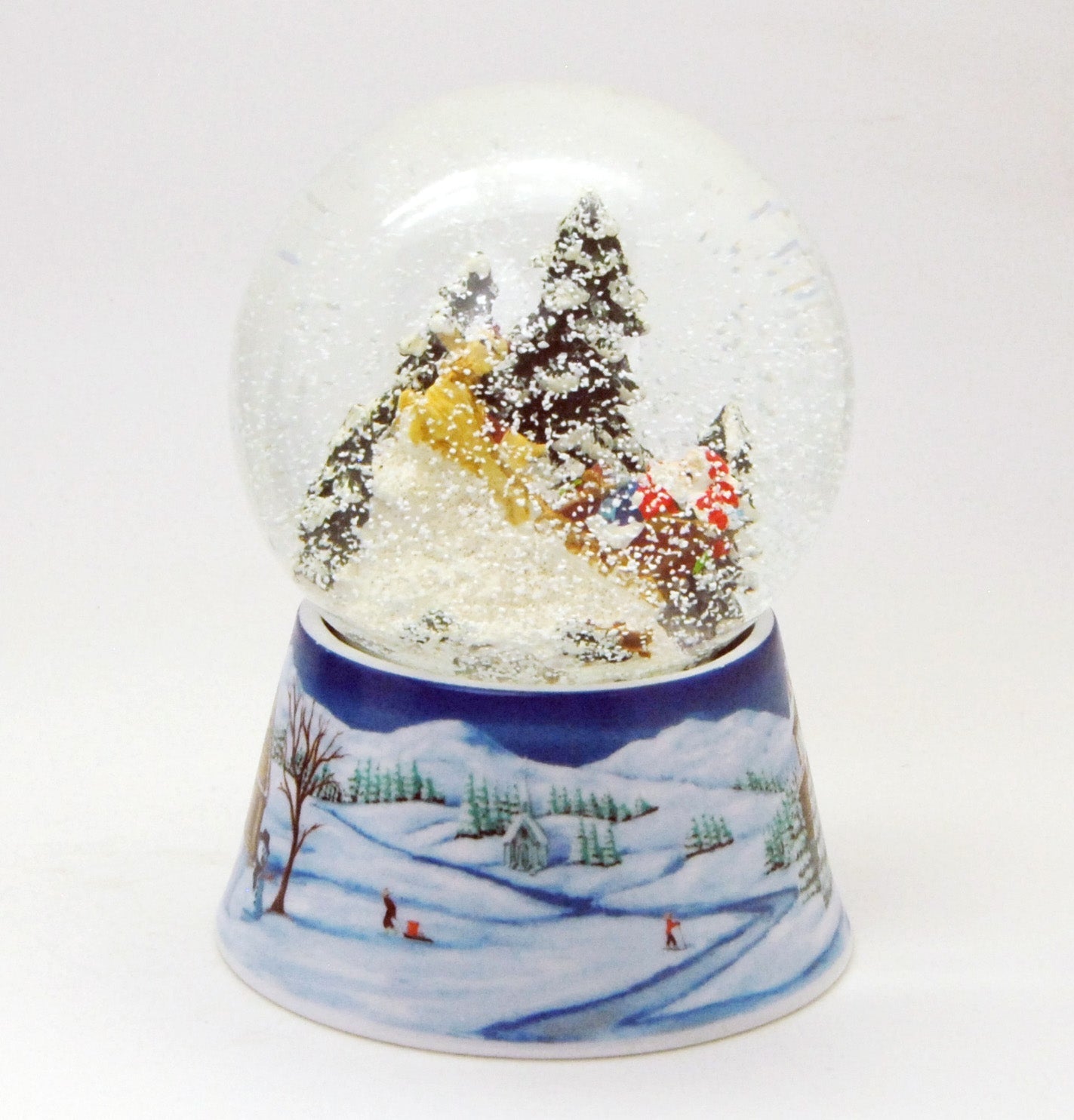 Schneekugel Santa im Schlitten auf Sockel Winterlandschaft mittelblau mit Spieluhr 10 cm Durchmesser - Schneekugelhaus