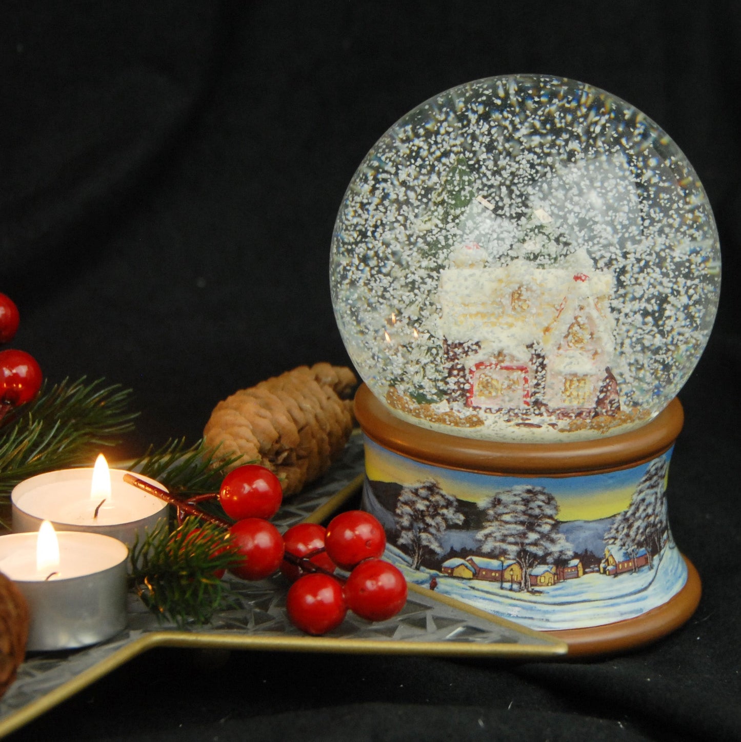 Schneekugel Zuckerbäckerhaus Winterwald auf Sockel Winterlandschaft braun mit Spieluhr 10 cm Durchmesser - Schneekugelhaus