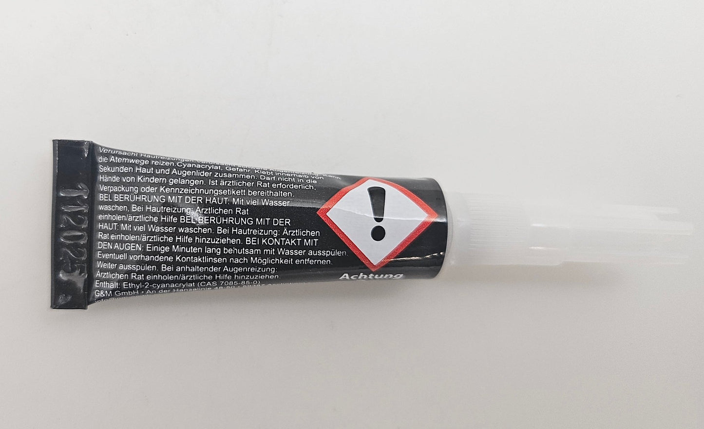 Sekundenkleber "TitanGrip" für das Ankleben von Figuren - Schneekugelhaus