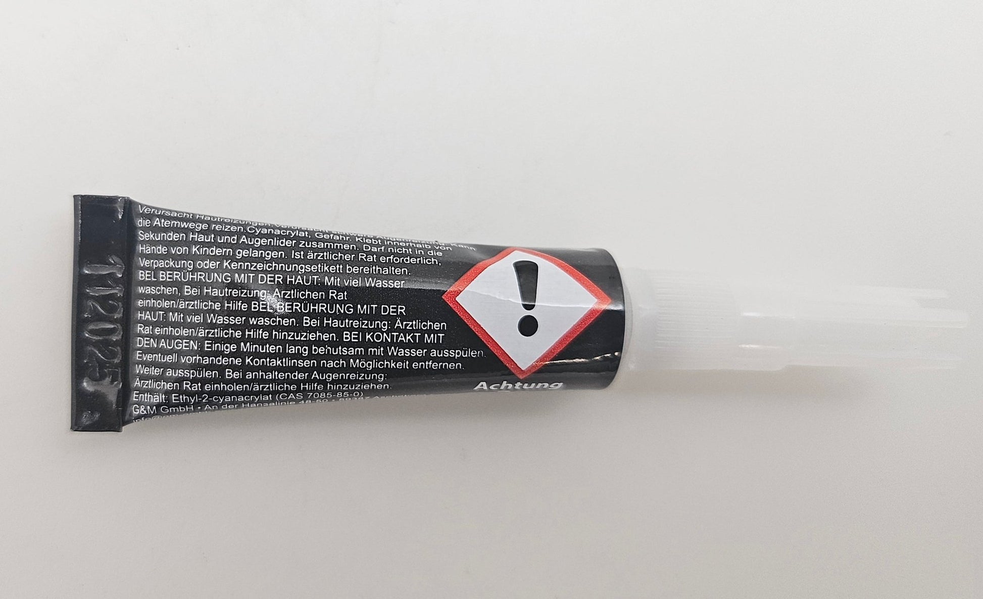 Sekundenkleber "TitanGrip" für das Ankleben von Figuren - Schneekugelhaus