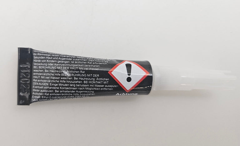 Sekundenkleber "TitanGrip" für das Ankleben von Figuren - Schneekugelhaus