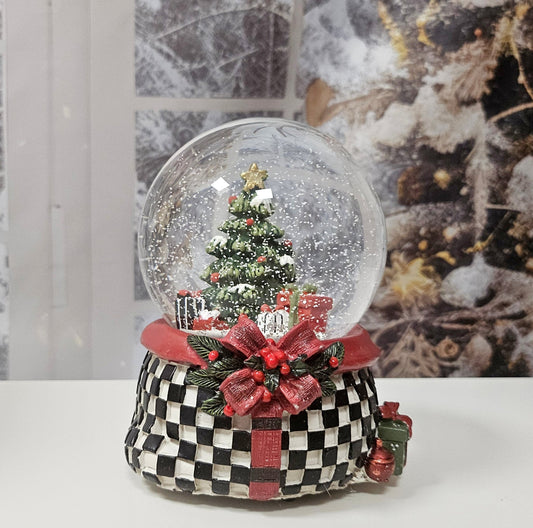 Stylische Schneekugel Weihnachtsbaum Geschenke Karomuster 100 mm Durchmesser mit Spieluhr - Schneekugelhaus