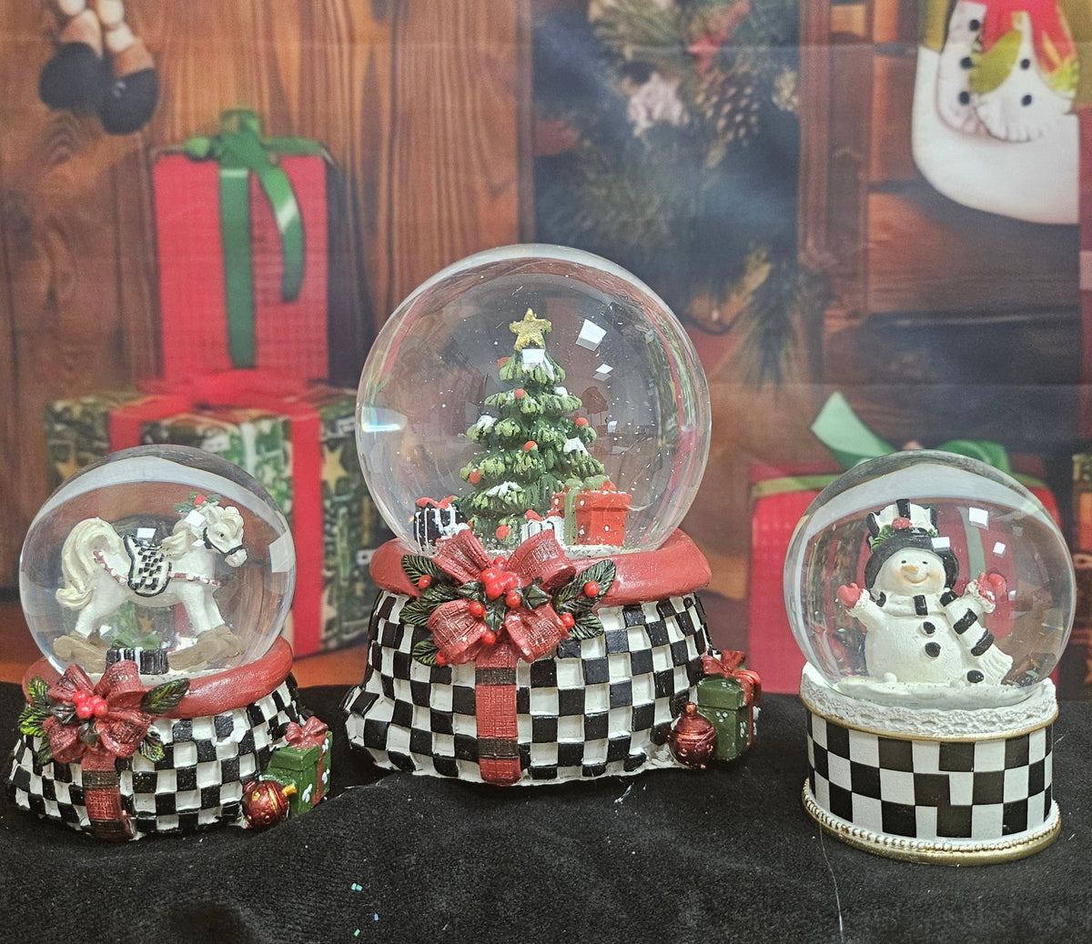 Stylische Schneekugel Weihnachtsbaum im Karo-Look 65mm Durchmesser - Schneekugelhaus