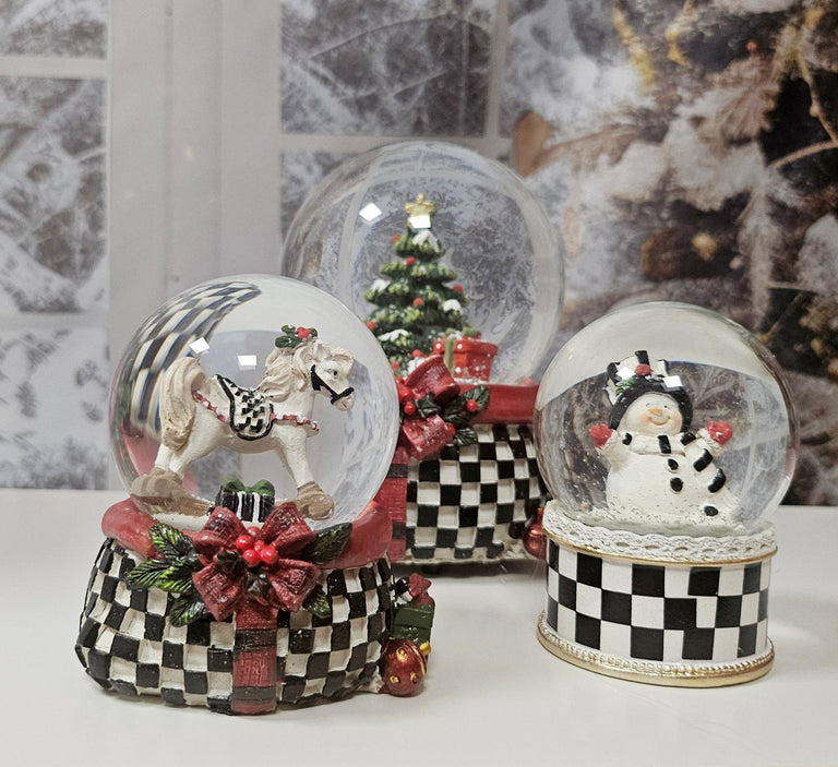 Stylische Schneekugel Weihnachtsbaum im Karo-Look 65mm Durchmesser - Schneekugelhaus