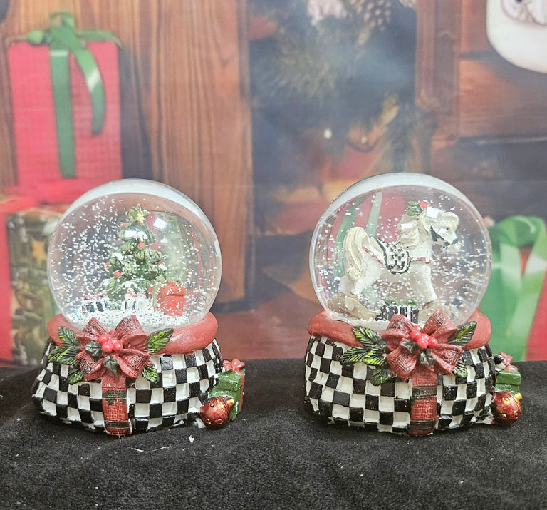 Stylische Schneekugel Weihnachtsbaum im Karo-Look 65mm Durchmesser - Schneekugelhaus