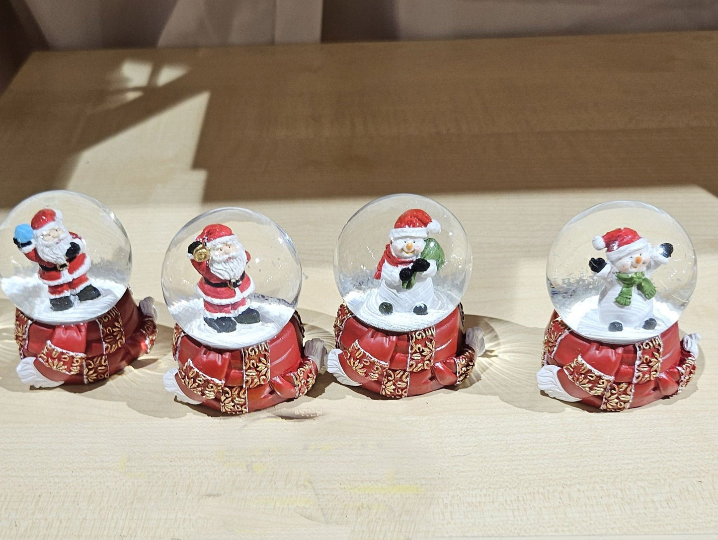 Süße Mini - Schneekugel Schneemann grüner Sack auf Sockel rot gold Winterschal B: 45mm - Schneekugelhaus
