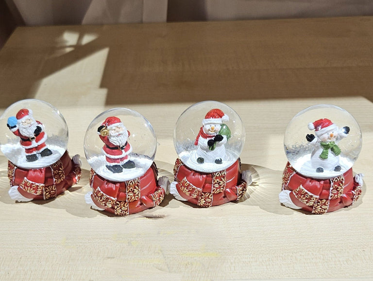 Süße Mini - Schneekugel Schneemann grüner Schal auf Sockel rot gold Winterschal B: 45mm - Schneekugelhaus