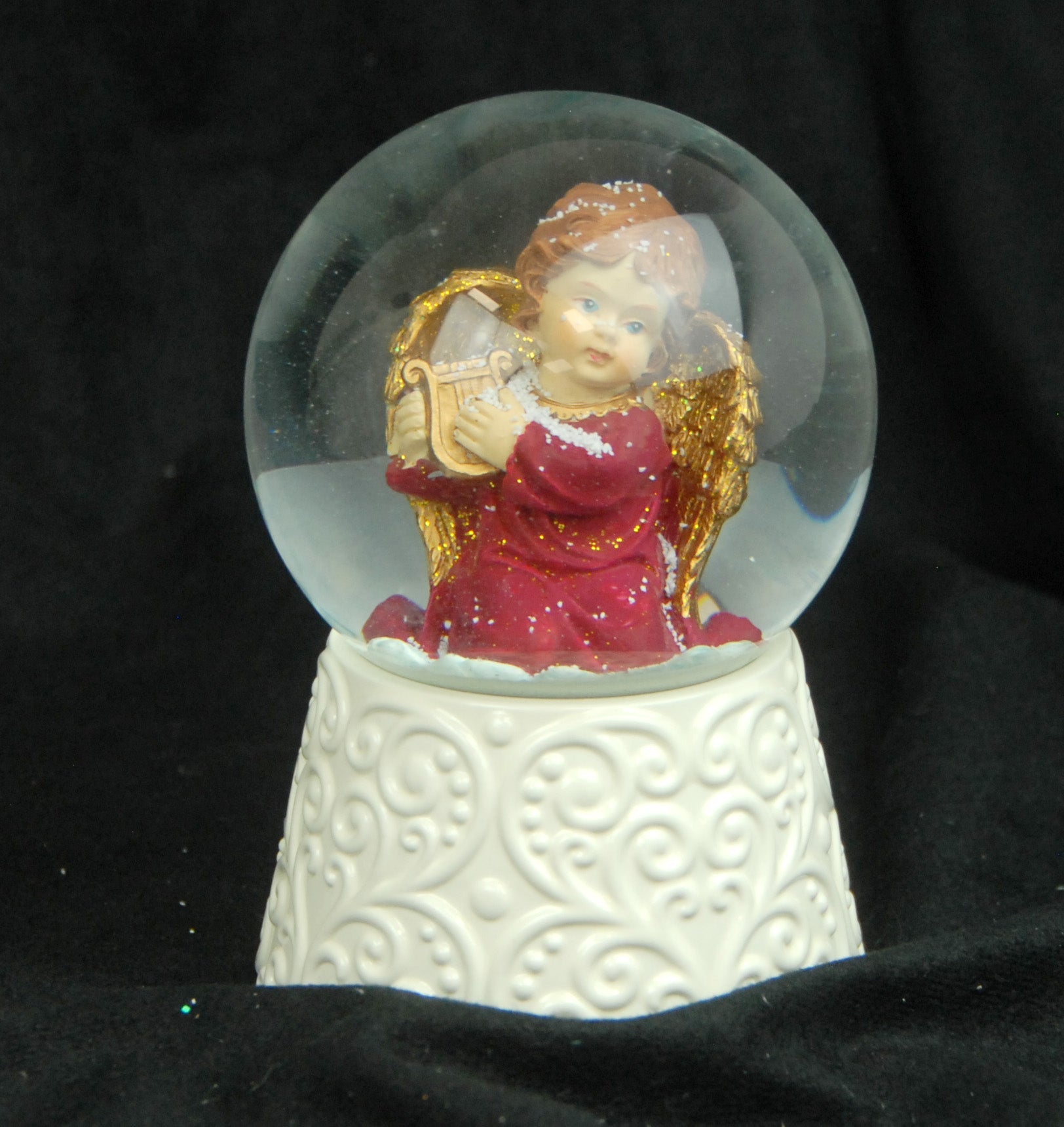 Edle Schneekugel Engel rot/gold mit Harfe auf weißem Porzellansockel 100 mm Durchmesser mit Spieluhr - Schneekugelhaus