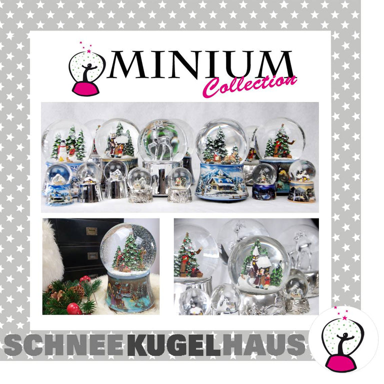 Schneekugel zwei nostalgische Skifahrer auf Sockel Winterlandschaft mittelblau mit Spieluhr 10 cm Durchmesser - Schneekugelhaus