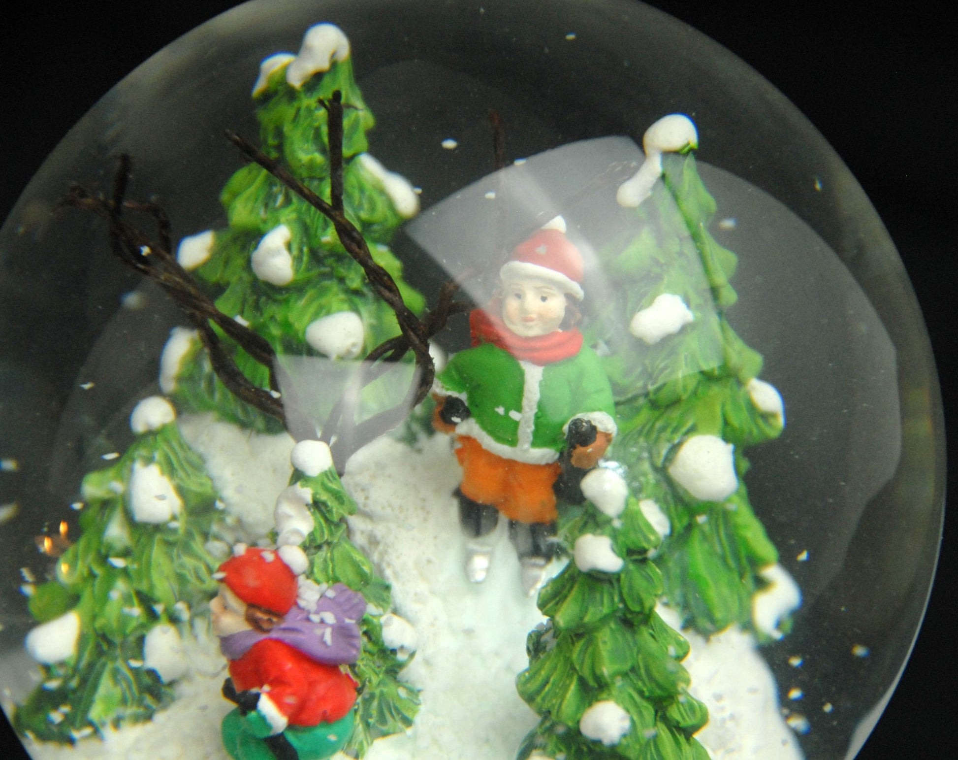 Schneekugel zwei nostalgische Skifahrer auf Sockel Winterlandschaft mittelblau mit Spieluhr 10 cm Durchmesser - Schneekugelhaus